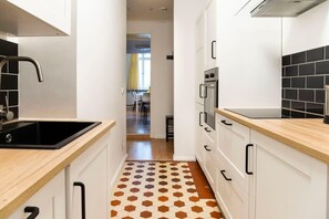 Kjøleskap, ovn, kokeplater og kaffetrakter/tekoker