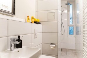 Shower, hair dryer, towels - Loft Apart plus AC plus SelfCheckIn (Berlin)