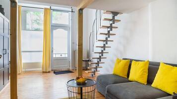 Televisión de pantalla plana y oficina