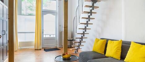 Televisión de pantalla plana y oficina