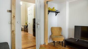 Televisión de pantalla plana y oficina