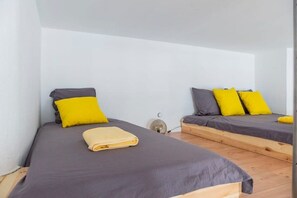 Tabla de planchar con plancha, wifi y ropa de cama 