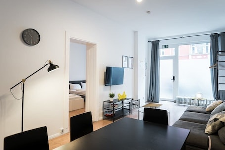 TV, offices. Great Apartment in Berlin Neukölln