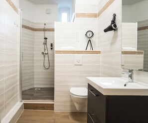 Een douche, een regendouche, een haardroger, handdoeken