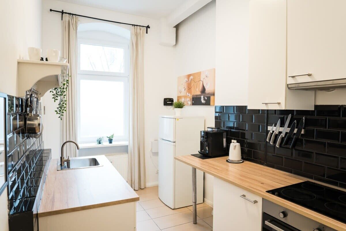 Een koelkast, een oven, een kookplaat, een vaatwasser