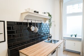 Fridge, oven, stovetop, dishwasher