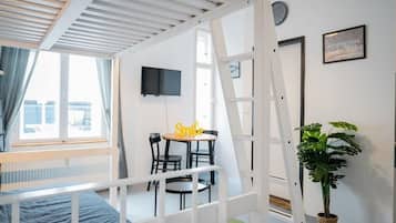 Planxa i posts de planxar, wifi i roba de llit