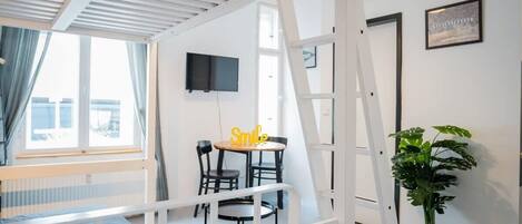 Tabla de planchar con plancha, wifi y ropa de cama