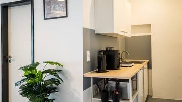 Kühlschrank, Herdplatte, Wasserkocher mit Kaffee-/Teezubehör