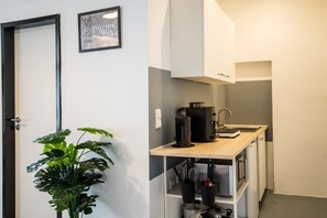 Frigorífic, placa de cuina i cafetera i tetera 