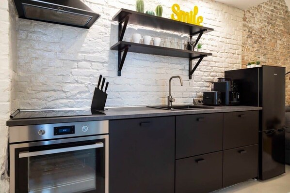 Fridge, oven, stovetop, dishwasher - Cosy 3 Bedroom Apartment - Self Check-In (Berlin)