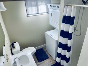 Combined shower/tub, hair dryer, towels, soap - Split Pine a Delightful Cozy Space (Thompson)