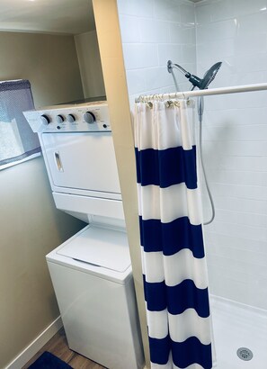 Combined shower/tub, hair dryer, towels, soap - Split Pine a Delightful Cozy Space (Thompson)