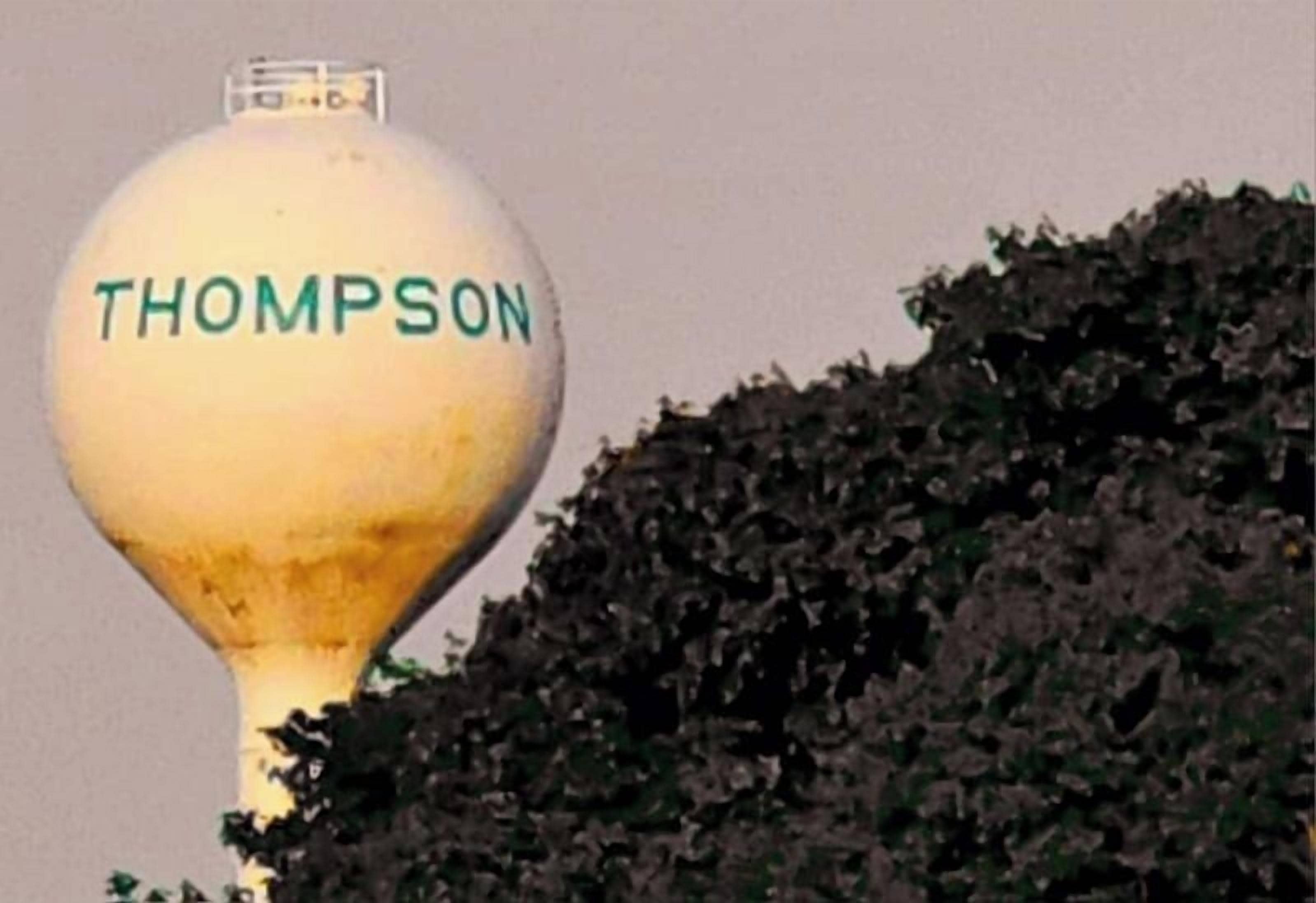 Un château d’eau sur lequel est inscrit le nom « THOMPSON ».