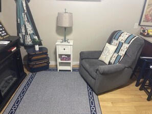 Smart TV, books - Split Pine a Delightful Cozy Space (Thompson)