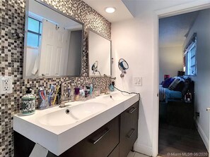 Bathroom - Poll House (Ojus)