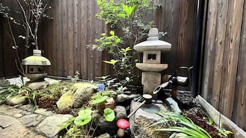 家庭單棟房屋 | 露台/庭院