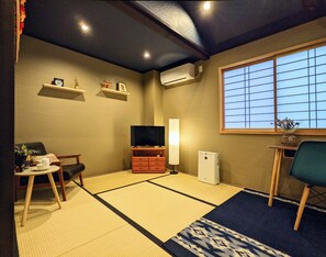 Casa familiar | Área de sala de estar | Televisión de 20 pulgadas con canales digitales y Netflix