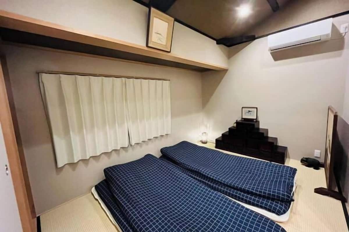 2 bedrooms, desk, laptop workspace, free WiFi