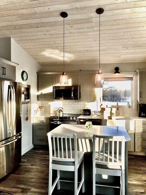 Jääkaappi, mikroaaltouuni, uuni, liesi