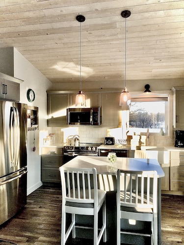 Cozy, Romantic, Riverfront Cottage