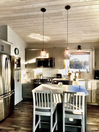 Cozy, Romantic, Riverfront Cottage