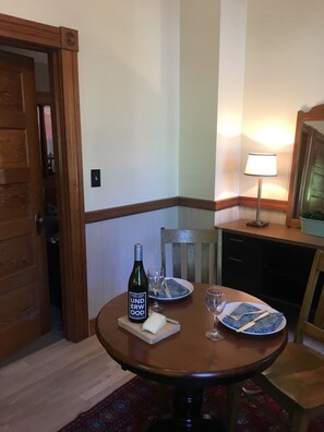 Dining - 1898UrbanVictorian Parlor Apt.near Convention Ctr. (Portland)