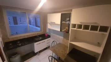 Duplex standard | Cozinha compartilhada | Geladeira grande, fogão, talheres/pratos/utensílios de cozinha, freezer