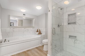 Kombinert dusj/badekar, hårføner og håndklær