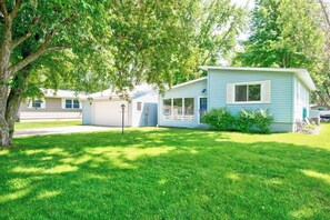 A single-story house with a front porch, a garage, and a well-maintained lawn. - Boji Waterfront Retreat - Millers Bay Canals (Milford)