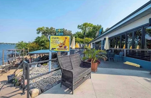 Waterfront Retreat | Millers Bay Canal Getaway