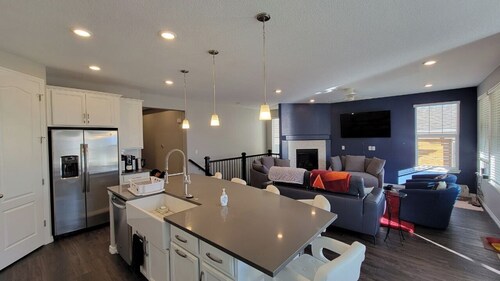 Luxury home near mountains, Boulder and Denver.  Under an hour to ski resorts!