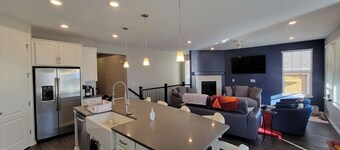 Luxury home near mountains, Boulder and Denver.  Under an hour to ski resorts!