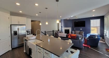 Luxury home near mountains, Boulder and Denver. Under an hour to ski resorts!