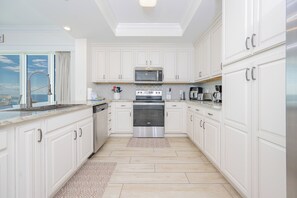 Jääkaappi, mikroaaltouuni, uuni, astianpesukone