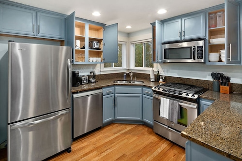 Perch - Aurora Abode: Walk to Space Needle | Pet & Family | Parking