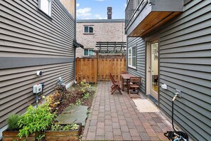 Outdoor dining - Perch - Aurora Abode: Walk to Space Needle | Pet & Family | Parking (Seattle)