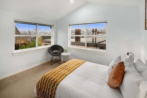 3 bedrooms, iron/ironing board, travel cot, free WiFi - Perch - Aurora Abode: Walk to Space Needle | Pet & Family | Parking (Seattle)