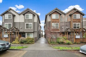Exterior - Perch - Aurora Abode: Walk to Space Needle | Pet & Family | Parking (Seattle)