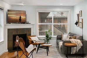 Smart TV, fireplace
