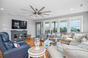 TV, books - Beach 45: Large, Modern Home Situated on the Davis Canal, Around 500 Feet to Bea (Oak Island)