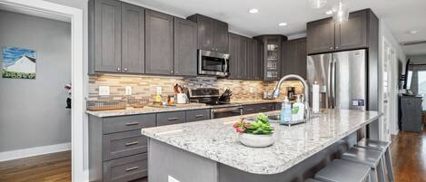 Kjøleskap, mikrobølgeovn, ovn og kokeplater