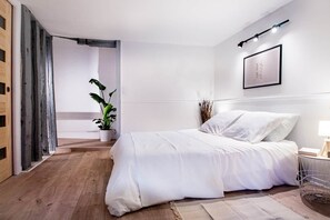 Tabla de planchar con plancha, wifi y ropa de cama 
