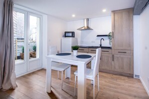 Dining - Studio Sydney, | Charmant Studio avec balcon | Hyper centre (Cosne-Cours-sur-Loire)