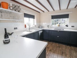 Cottage | Private kitchen | Fridge, dishwasher, electric kettle, toaster