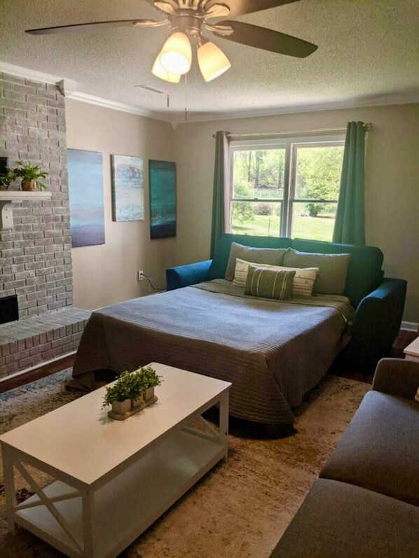 4 bedrooms, desk, iron/ironing board, WiFi