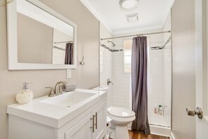 Dusche, Haartrockner, Handtücher, Shampoo
