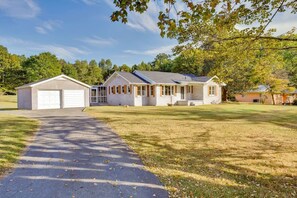 Exterior - Blue Bird Spur Outdoor dinning, fire pit, & games! (Rossville)