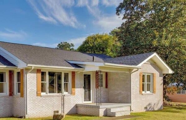 Exterior - Blue Bird Spur Outdoor dinning, fire pit, & games! (Rossville)