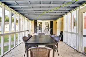 Outdoor dining - Blue Bird Spur Outdoor dinning, fire pit, & games! (Rossville)